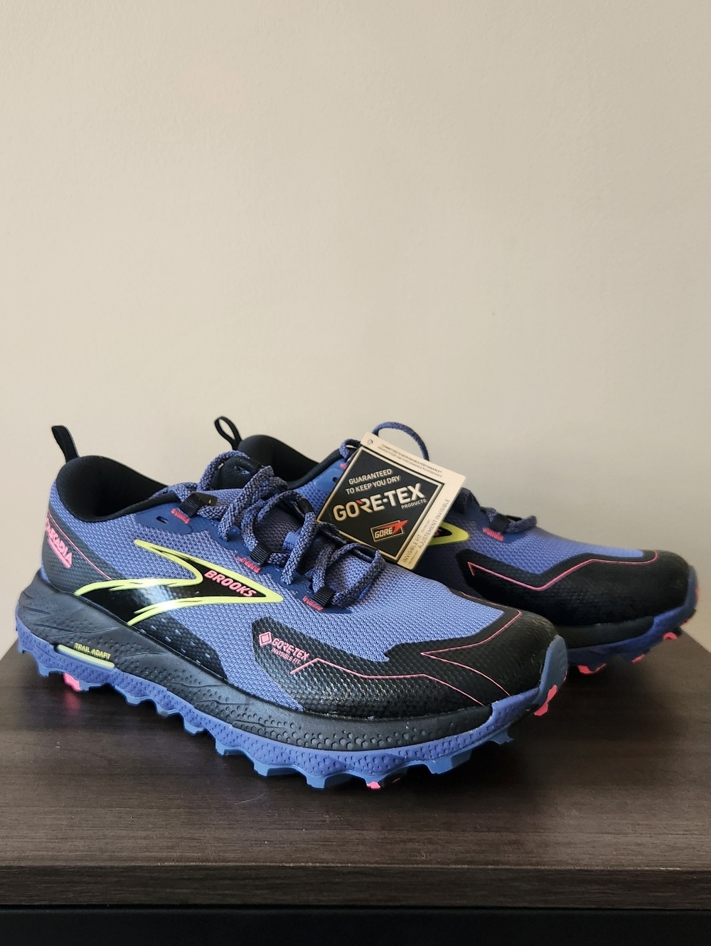NWT Womens Brooks Cascadia 18 Trail Running Gore-Tex Shoes Size 9.5